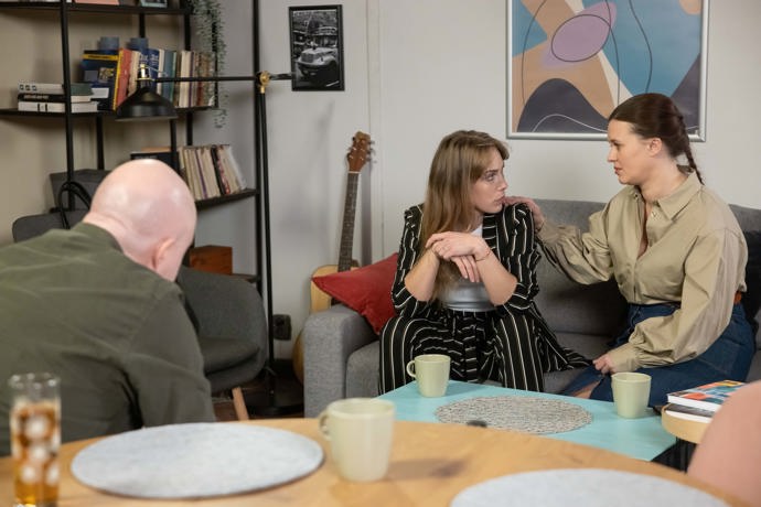 Nekonečný seriál Ulice sleduje dramatické osudy několika spřátelených rodin žijících v sousedství
