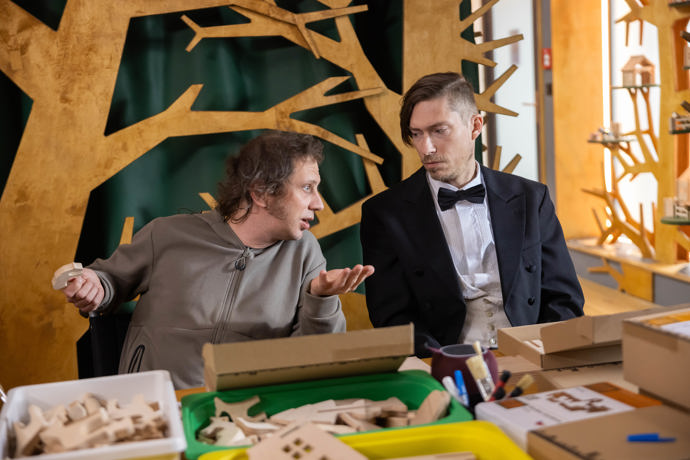 Nekonečný seriál Ulice sleduje dramatické osudy několika spřátelených rodin žijících v sousedství

