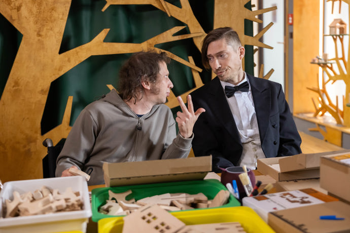 Nekonečný seriál Ulice sleduje dramatické osudy několika spřátelených rodin žijících v sousedství
