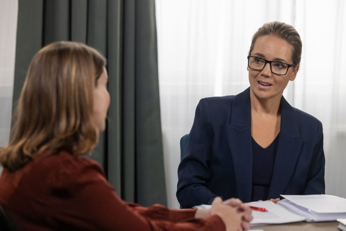 Nekonečný seriál Ulice sleduje dramatické osudy několika spřátelených rodin žijících v sousedství
