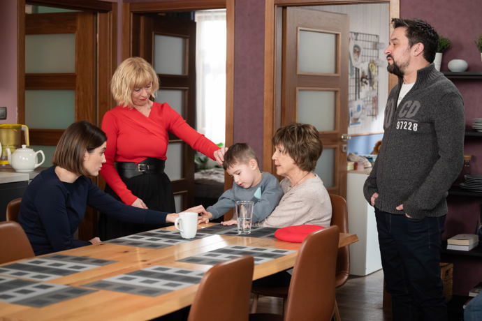 Nekonečný seriál Ulice sleduje dramatické osudy několika spřátelených rodin žijících v sousedství
