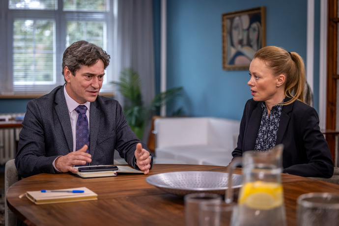 Nekonečný seriál Ulice sleduje dramatické osudy několika spřátelených rodin žijících v sousedství
