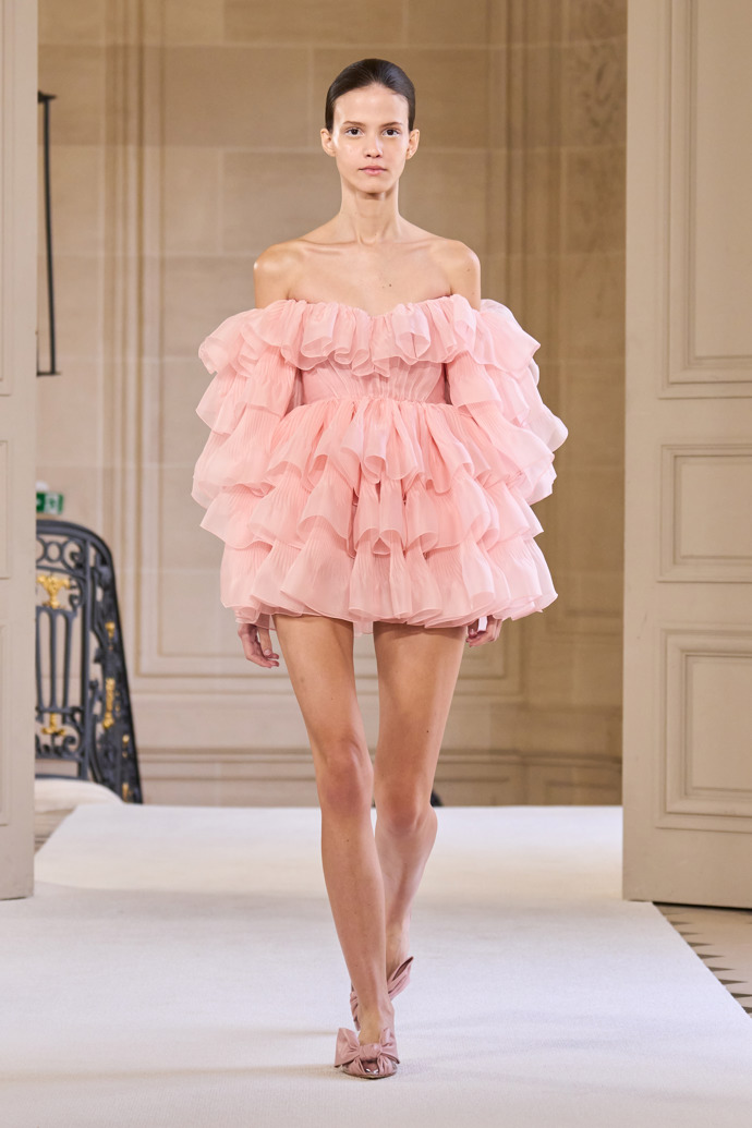 Nadýchané růžové šaty jsou pro tvorbu značky Giambattista Valli typické.

