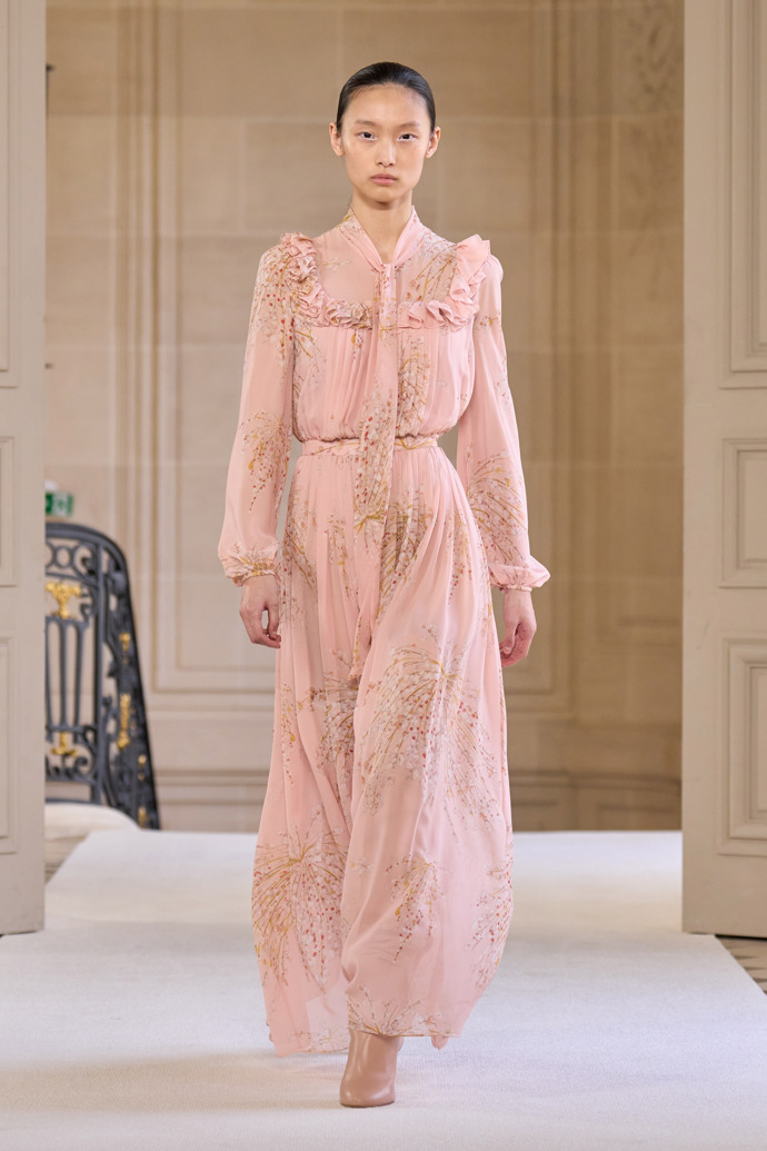U značky Giambattista Valli nemohou chybět růžové romanticky laděné šaty s volánky.

