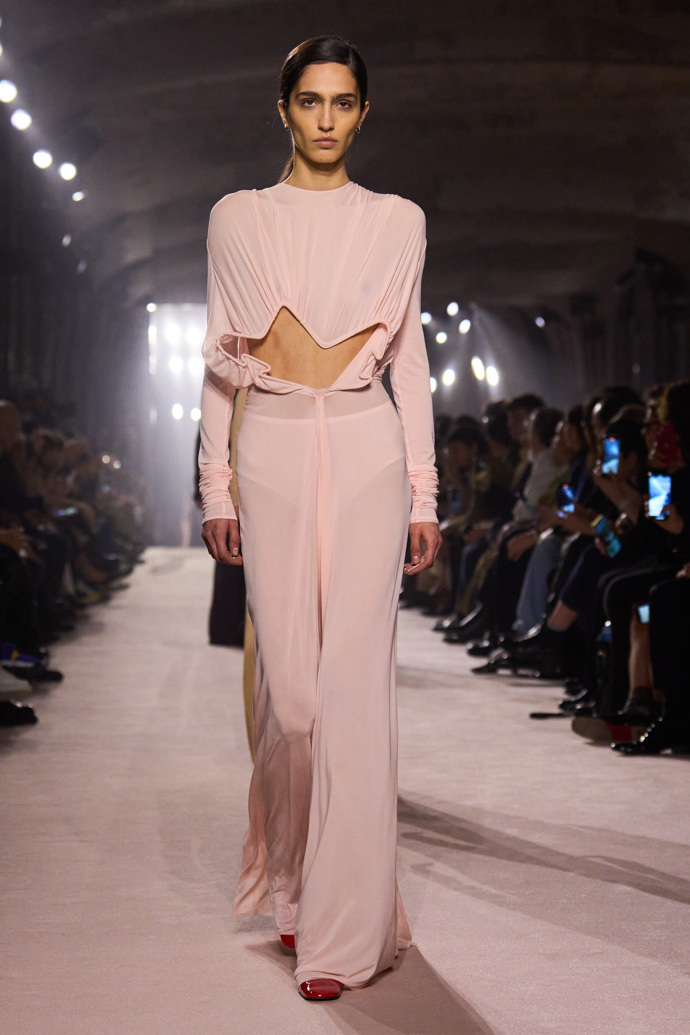 Světle růžový odstín zařadila do nejnovější kolekce také Victoria Beckham.
