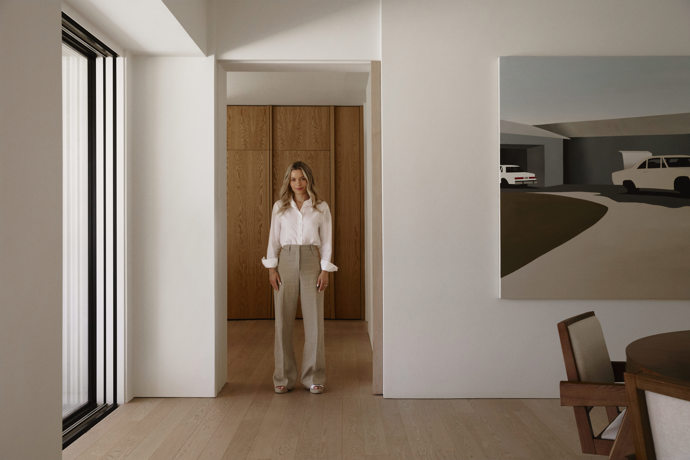 Delia Lachance je známá svou vážní pro interiérový design a vytříbený styl. To se odráží nejen v její značce Westwing, ale i v jejím osobním životě. Když se s manželem a dvěma dětmi rozhodli usadit v Portugalsku, měli jasnou vizi – vytvořit domov, který propojí s okolní přírodou, nabídne dostatek prostoru pro rodinný život a zároveň bude působit klidně a vyváženě. 
