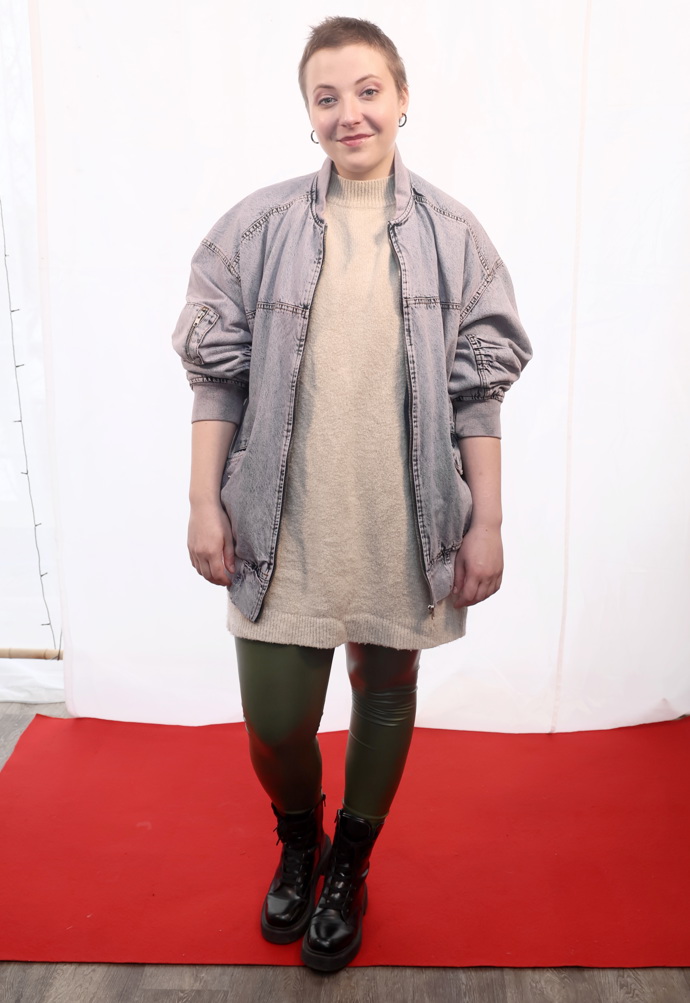 Krátký ježek dorůstajících vlasů Aničce sluší
