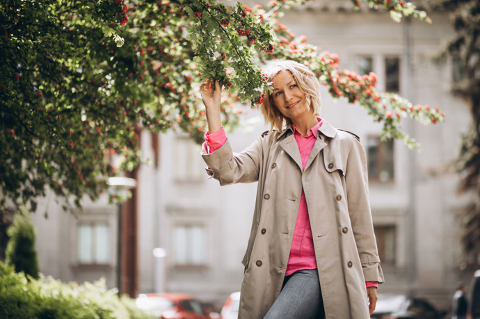 Jarní trenčkoty jsou must have kousky pro každou ženu. Neprofouknou, zahřejí a chrání před deštěm. 
