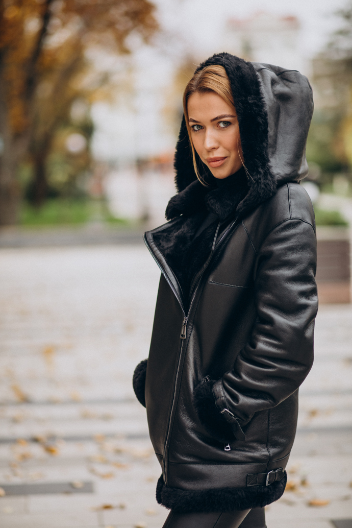 Černá kožená parka je nejnovějším trendem. Pokud nechcete nosit pravou kůži, vsaďte na levnější koženkové modely. 

