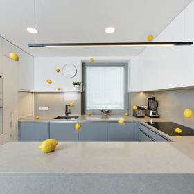 Majitelé se po 25 letech rozhodli pro kompletní rekonstrukci a oslovili architekta, kterému dali volnou ruku. Výsledkem je elegantní a nadčasový interiér, který spojuje přírodní materiály, funkční design a prvky, které jen tak nevyjdou z módy. 
