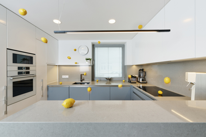 Majitelé se po 25 letech rozhodli pro kompletní rekonstrukci a oslovili architekta, kterému dali volnou ruku. Výsledkem je elegantní a nadčasový interiér, který spojuje přírodní materiály, funkční design a prvky, které jen tak nevyjdou z módy. 
