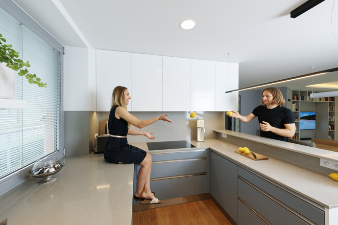 Majitelé se po 25 letech rozhodli pro kompletní rekonstrukci a oslovili architekta, kterému dali volnou ruku. Výsledkem je elegantní a nadčasový interiér, který spojuje přírodní materiály, funkční design a prvky, které jen tak nevyjdou z módy. 
