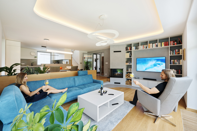Majitelé se po 25 letech rozhodli pro kompletní rekonstrukci a oslovili architekta, kterému dali volnou ruku. Výsledkem je elegantní a nadčasový interiér, který spojuje přírodní materiály, funkční design a prvky, které jen tak nevyjdou z módy. 

