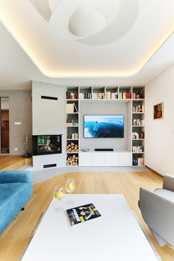 Majitelé se po 25 letech rozhodli pro kompletní rekonstrukci a oslovili architekta, kterému dali volnou ruku. Výsledkem je elegantní a nadčasový interiér, který spojuje přírodní materiály, funkční design a prvky, které jen tak nevyjdou z módy. 
