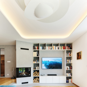Majitelé se po 25 letech rozhodli pro kompletní rekonstrukci a oslovili architekta, kterému dali volnou ruku. Výsledkem je elegantní a nadčasový interiér, který spojuje přírodní materiály, funkční design a prvky, které jen tak nevyjdou z módy. 
