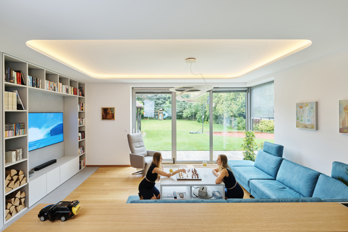 Majitelé se po 25 letech rozhodli pro kompletní rekonstrukci a oslovili architekta, kterému dali volnou ruku. Výsledkem je elegantní a nadčasový interiér, který spojuje přírodní materiály, funkční design a prvky, které jen tak nevyjdou z módy. 
