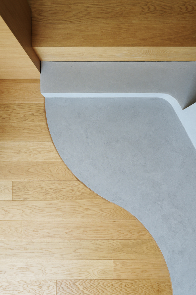 Majitelé se po 25 letech rozhodli pro kompletní rekonstrukci a oslovili architekta, kterému dali volnou ruku. Výsledkem je elegantní a nadčasový interiér, který spojuje přírodní materiály, funkční design a prvky, které jen tak nevyjdou z módy. 
