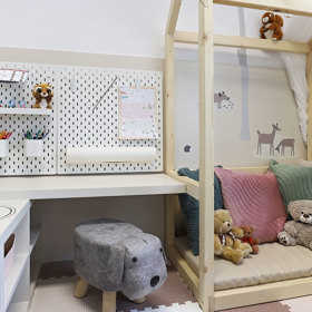 Vstoupit do této ordinace znamená zapomenout na strach z bílých plášťů. Nová dětská ambulance v Ronově nad Doubravou přináší revoluční koncept spojení moderního designu, herních prvků a dokonalé funkčnosti. Architektka Jana Černá vytvořila prostor, kde se lékařská péče stává příjemným zážitkem.
