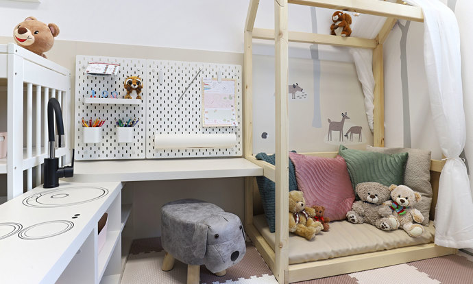 Vstoupit do této ordinace znamená zapomenout na strach z bílých plášťů. Nová dětská ambulance v Ronově nad Doubravou přináší revoluční koncept spojení moderního designu, herních prvků a dokonalé funkčnosti. Architektka Jana Černá vytvořila prostor, kde se lékařská péče stává příjemným zážitkem.
