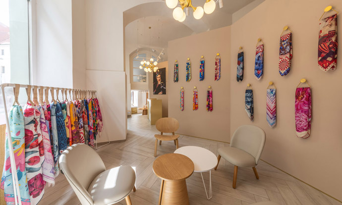 Za výlohami secesního domu na rohu Vodičkovy a Navrátilovy ulice se skrývá pastva pro oči: showroom Silky Gang je kombinací umění, designu a luxusu, která okouzlí na první pohled. Vstupte do světa hedvábí, který voní elegancí a důvtipem.
