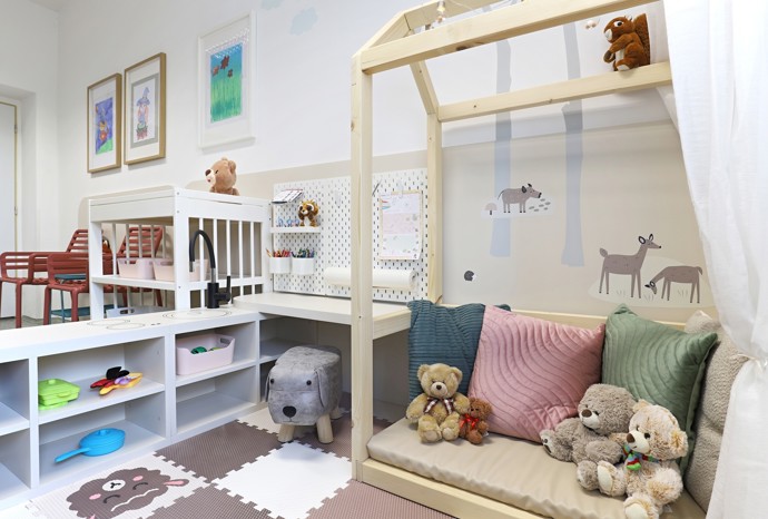 Vstoupit do této ordinace znamená zapomenout na strach z bílých plášťů. Nová dětská ambulance v Ronově nad Doubravou přináší revoluční koncept spojení moderního designu, herních prvků a dokonalé funkčnosti. Architektka Jana Černá vytvořila prostor, kde se lékařská péče stává příjemným zážitkem.
