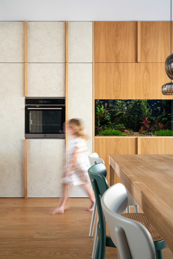Dokonalá symbióza architektury a přírody. Dvojdům, který splývá se svahem v pražských Lipencích, přináší promyšlené dispoziční řešení, moderní materiály a jedinečnou atmosféru. Interiér plný chytrých detailů a minimalistické elegance je dílem studia OBLIQO DESIGN. 
