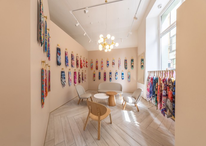 Za výlohami secesního domu na rohu Vodičkovy a Navrátilovy ulice se skrývá pastva pro oči: showroom Silky Gang je kombinací umění, designu a luxusu, která okouzlí na první pohled. Vstupte do světa hedvábí, který voní elegancí a důvtipem.
