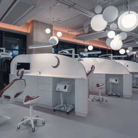 Návrh interiéru ortodontické kliniky v Brně čerpá inspiraci z bohaté historie areálu Vlněna, který byl po více než jedno století symbolem brněnského textilního průmyslu. Tento rozsáhlý tovární komplex, založený v 19. století, patřil k nejvýznamnějším manufakturám rakousko-uherské monarchie a později hrál klíčovou roli v československém textilním průmyslu. 
