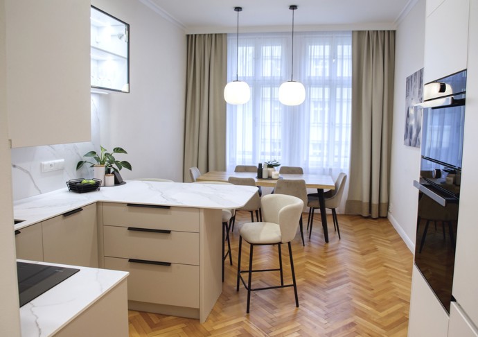 Kombinace zachovalých historických prvků, chytrých nápadů a minimalistického designu ukazuje, že i s omezeným rozpočtem lze vytvořit stylové a funkční bydlení. Tento vinohradský byt je důkazem, že méně opravdu může být více.
