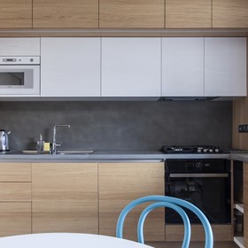 Unikátní řešení dětského pokoje, který si holky okamžitě zamilovaly – promyšlený design, ve kterém má každá svůj svět. Příběh interiéru, kde láska k detailu, promyšlený úložný prostor a březová překližka dělají zázraky.
