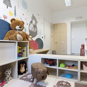 Vstoupit do této ordinace znamená zapomenout na strach z bílých plášťů. Nová dětská ambulance v Ronově nad Doubravou přináší revoluční koncept spojení moderního designu, herních prvků a dokonalé funkčnosti. Architektka Jana Černá vytvořila prostor, kde se lékařská péče stává příjemným zážitkem.

