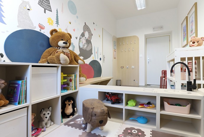 Vstoupit do této ordinace znamená zapomenout na strach z bílých plášťů. Nová dětská ambulance v Ronově nad Doubravou přináší revoluční koncept spojení moderního designu, herních prvků a dokonalé funkčnosti. Architektka Jana Černá vytvořila prostor, kde se lékařská péče stává příjemným zážitkem.
