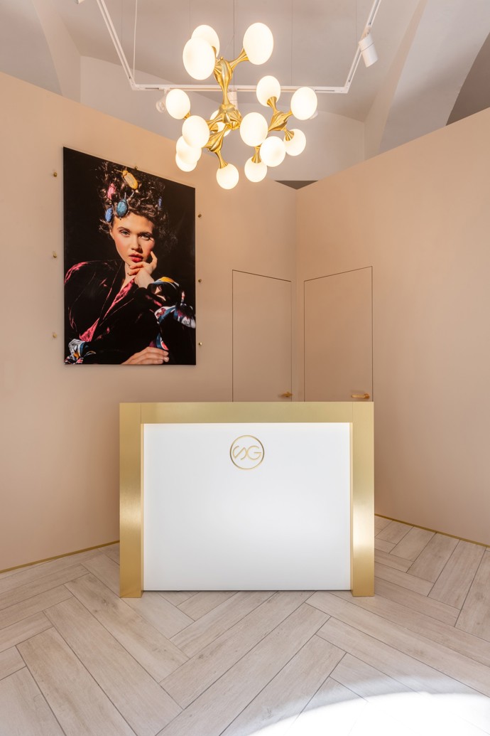 Za výlohami secesního domu na rohu Vodičkovy a Navrátilovy ulice se skrývá pastva pro oči: showroom Silky Gang je kombinací umění, designu a luxusu, která okouzlí na první pohled. Vstupte do světa hedvábí, který voní elegancí a důvtipem.
