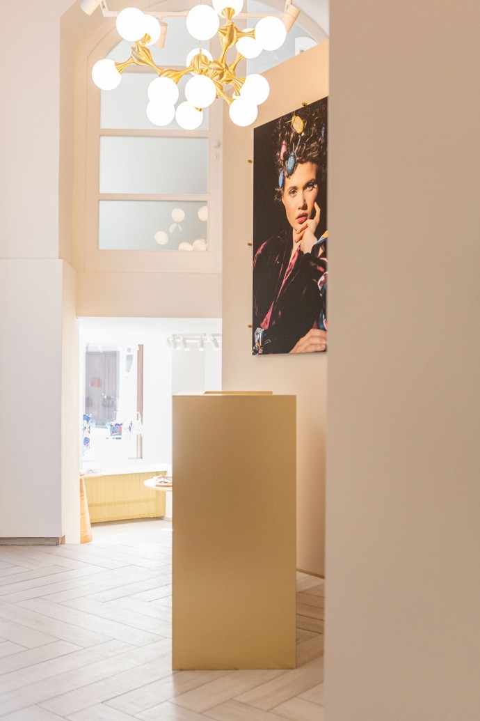 Za výlohami secesního domu na rohu Vodičkovy a Navrátilovy ulice se skrývá pastva pro oči: showroom Silky Gang je kombinací umění, designu a luxusu, která okouzlí na první pohled. Vstupte do světa hedvábí, který voní elegancí a důvtipem.
