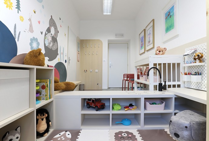 Vstoupit do této ordinace znamená zapomenout na strach z bílých plášťů. Nová dětská ambulance v Ronově nad Doubravou přináší revoluční koncept spojení moderního designu, herních prvků a dokonalé funkčnosti. Architektka Jana Černá vytvořila prostor, kde se lékařská péče stává příjemným zážitkem.

