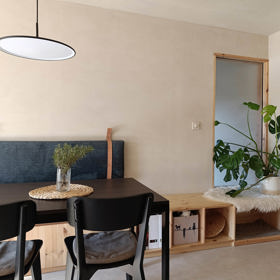Rekonstrukce jednopodlažní chatky v osadě Jedličkovy lázně v Černošicích. Kolonie dřevostaveb z přelomu století se původně skládaly každá ze čtyř totožných částí a sloužily jako převlékárny k plovárně na břehu Berounky.
Rekonstrukce jednopodlažní chatky v osadě Jedličkovy lázně v Černošicích. Kolonie dřevostaveb z přelomu století se původně skládaly každá ze čtyř totožných částí a sloužily jako převlékárny k plovárně na břehu Berounky.