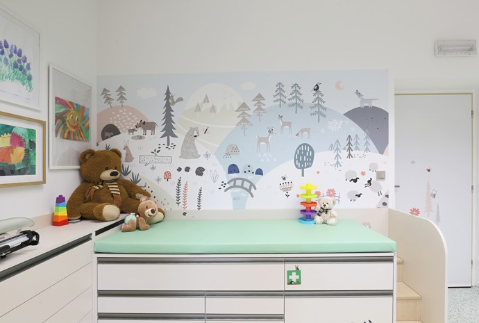 Vstoupit do této ordinace znamená zapomenout na strach z bílých plášťů. Nová dětská ambulance v Ronově nad Doubravou přináší revoluční koncept spojení moderního designu, herních prvků a dokonalé funkčnosti. Architektka Jana Černá vytvořila prostor, kde se lékařská péče stává příjemným zážitkem.
