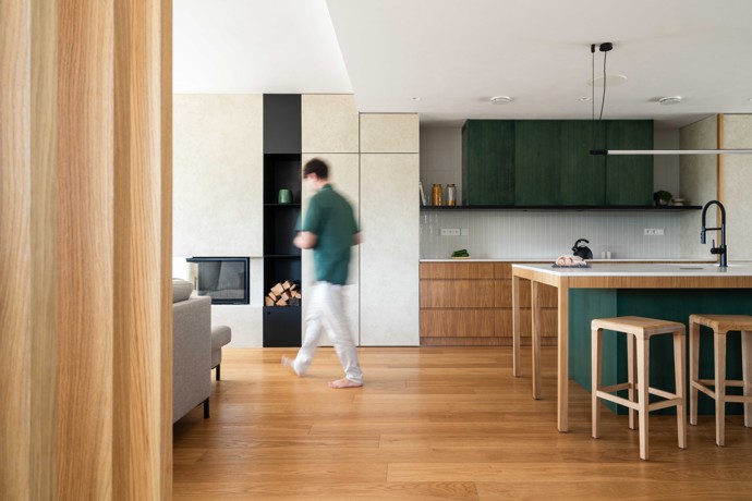 Dokonalá symbióza architektury a přírody. Dvojdům, který splývá se svahem v pražských Lipencích, přináší promyšlené dispoziční řešení, moderní materiály a jedinečnou atmosféru. Interiér plný chytrých detailů a minimalistické elegance je dílem studia OBLIQO DESIGN. 
