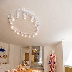 Za výlohami secesního domu na rohu Vodičkovy a Navrátilovy ulice se skrývá pastva pro oči: showroom Silky Gang je kombinací umění, designu a luxusu, která okouzlí na první pohled. Vstupte do světa hedvábí, který voní elegancí a důvtipem.
