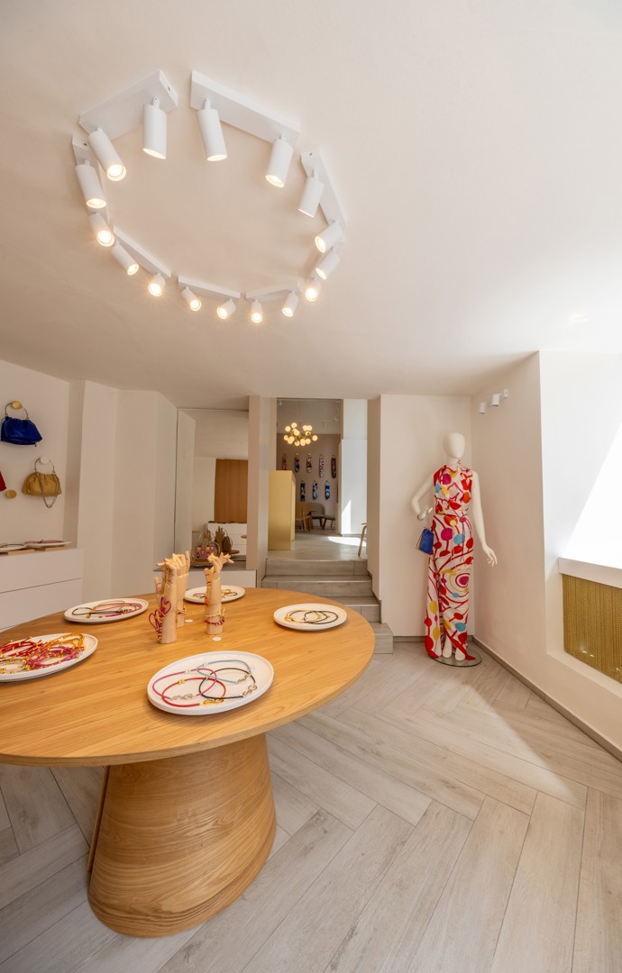 Za výlohami secesního domu na rohu Vodičkovy a Navrátilovy ulice se skrývá pastva pro oči: showroom Silky Gang je kombinací umění, designu a luxusu, která okouzlí na první pohled. Vstupte do světa hedvábí, který voní elegancí a důvtipem.
