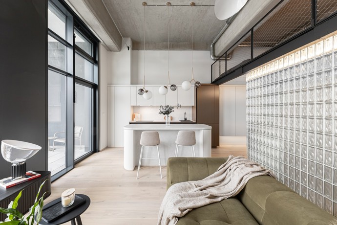 Loft s luxferami, kategorie: Soukromý interiér – rekonstrukce; autor: Ing. arch. Michaela Záhorovská 
