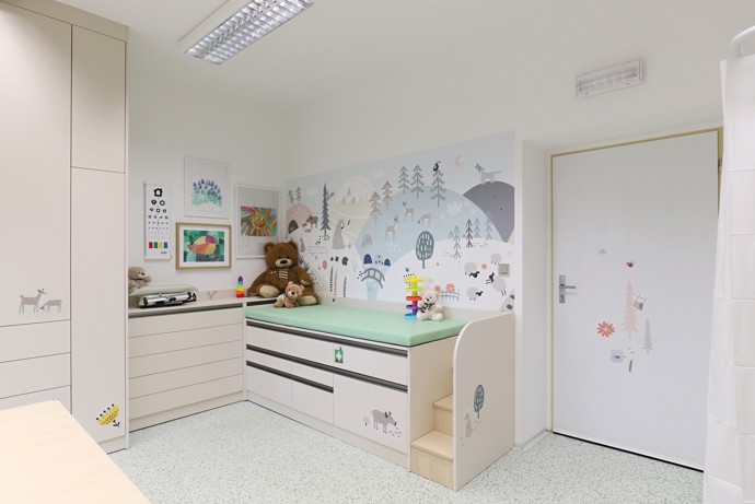 Vstoupit do této ordinace znamená zapomenout na strach z bílých plášťů. Nová dětská ambulance v Ronově nad Doubravou přináší revoluční koncept spojení moderního designu, herních prvků a dokonalé funkčnosti. Architektka Jana Černá vytvořila prostor, kde se lékařská péče stává příjemným zážitkem.
