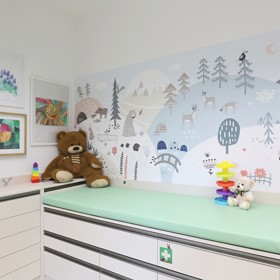 Vstoupit do této ordinace znamená zapomenout na strach z bílých plášťů. Nová dětská ambulance v Ronově nad Doubravou přináší revoluční koncept spojení moderního designu, herních prvků a dokonalé funkčnosti. Architektka Jana Černá vytvořila prostor, kde se lékařská péče stává příjemným zážitkem.
