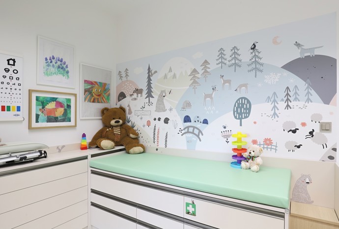 Vstoupit do této ordinace znamená zapomenout na strach z bílých plášťů. Nová dětská ambulance v Ronově nad Doubravou přináší revoluční koncept spojení moderního designu, herních prvků a dokonalé funkčnosti. Architektka Jana Černá vytvořila prostor, kde se lékařská péče stává příjemným zážitkem.
