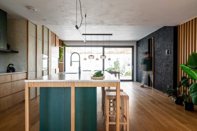 Dokonalá symbióza architektury a přírody. Dvojdům, který splývá se svahem v pražských Lipencích, přináší promyšlené dispoziční řešení, moderní materiály a jedinečnou atmosféru. Interiér plný chytrých detailů a minimalistické elegance je dílem studia OBLIQO DESIGN. 
