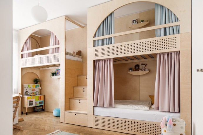 Unikátní řešení dětského pokoje, který si holky okamžitě zamilovaly – promyšlený design, ve kterém má každá svůj svět. Příběh interiéru, kde láska k detailu, promyšlený úložný prostor a březová překližka dělají zázraky.
Unikátní řešení dětského pokoje, který si holky okamžitě zamilovaly – promyšlený design, ve kterém má každá svůj svět. Příběh interiéru, kde láska k detailu, promyšlený úložný prostor a březová překližka dělají zázraky.