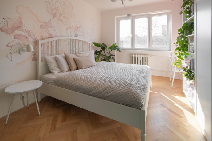 Měla malý rozpočet a velké sny – výsledek vás dostane. Interiér pro mladou slečnu prošel částečnou rekonstrukcí, ale díky odvážné barevné koncepci působí jako úplně nový. Pojďte dál, tady zelená rozhodně není nudná!
