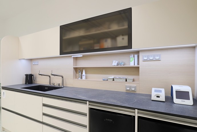 Vstoupit do této ordinace znamená zapomenout na strach z bílých plášťů. Nová dětská ambulance v Ronově nad Doubravou přináší revoluční koncept spojení moderního designu, herních prvků a dokonalé funkčnosti. Architektka Jana Černá vytvořila prostor, kde se lékařská péče stává příjemným zážitkem.
