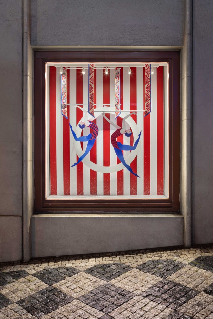 Za výlohami secesního domu na rohu Vodičkovy a Navrátilovy ulice se skrývá pastva pro oči: showroom Silky Gang je kombinací umění, designu a luxusu, která okouzlí na první pohled. Vstupte do světa hedvábí, který voní elegancí a důvtipem.
