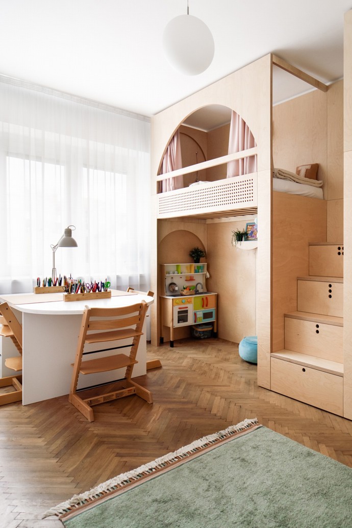 Unikátní řešení dětského pokoje, který si holky okamžitě zamilovaly – promyšlený design, ve kterém má každá svůj svět. Příběh interiéru, kde láska k detailu, promyšlený úložný prostor a březová překližka dělají zázraky.
Unikátní řešení dětského pokoje, který si holky okamžitě zamilovaly – promyšlený design, ve kterém má každá svůj svět. Příběh interiéru, kde láska k detailu, promyšlený úložný prostor a březová překližka dělají zázraky.